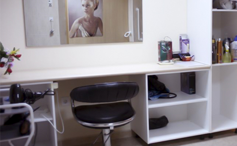 Sala de acondicionamiento personal para peinados y maquillaje
